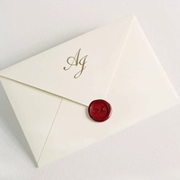 Cartes d'invitation de luxe personnalisées de la marque Totem colorées avec enveloppe, emballage, logo personnalisé, impression de couleur et de matériau pour les mariages