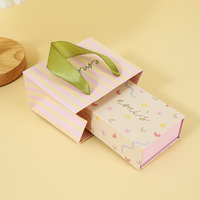 A1 Gestreifte Rosa Schmuck-Geschenkverpackung mit Bedruckter Starre Box, Halsketten-Einlage, Grünem Bandgriff-Beutel für Boutique-Einzelhandel