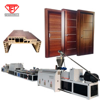 Ligne de production d'extrusion de panneaux de porte creux en WPC PVC, machine de fabrication de blanks de porte en WPC