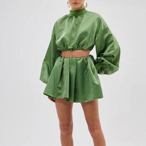 Fabricantes de Ropa OEM Personalizada para Mujer, Conjuntos de Dos Piezas de Blusa de Cuello Alto y Minifalda de Satén - Product Image 1