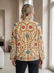 Manteau en tissu d'Asie centrale fait main, de style bohème, blanc crème, à col mandarin, avec broderie traditionnelle d'inspiration ouzbeque - Product Image 2