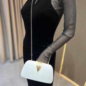 Pochette de soirée en velours avec fermeture à plumes dorées, sac à bandoulière à chaîne détachable, sac à main rigide pour femme pour mariage et soirée - Product Image 5