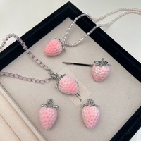 Collier tendance avec pendentif fraise, pince à cheveux fraise rose, boucles d'oreilles clous fraise, bijoux mignons pour femmes