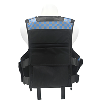 Gilet noir 100% polyester à carreaux bleus avec panneaux en mesh, anneaux en D aux épaules, poches utilitaires et sangles réglables