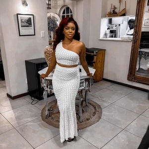 Nouvel Arrivage : Ensemble Élégant d'Été pour Femme – Haut Sans Manches à Épaules Dénudées et Short Décontracté Fendu en Tissu Tricoté Couleur Unie - Product Image 3