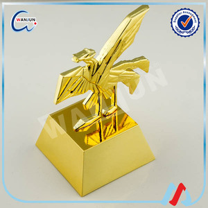 Trofeo de Casco de Metal y Resina de Automovilismo con Diseño Personalizado de Campeonato en 3D - Product Image 2