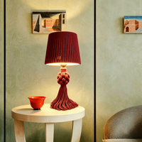 Lampe de table en corde tressée artistique unique d'inspiration vintage avec un accent décoratif en pompon pour la décoration intérieure