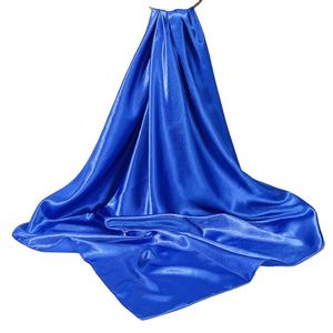 ผ้าพันคอไหมลายเส้นศิลปะสีน้ำเงินกรมท่าสำหรับผู้หญิง ผ้าคลุมคอให้อุ่นในฤดูหนาว พร้อมขอบสีเหลืองมัสตาร์ด แฟชั่นทรงสี่เหลี่ยม - Product Image 4