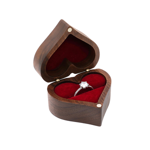 Boîte à bijoux en bois massif de style vintage en forme de cœur, nouveau matériau en noyer avec couleur noire pour l'emballage d'une bague de fiançailles, boîte à bijoux - Product Image 1