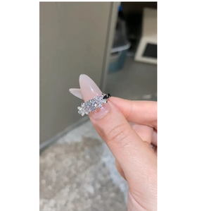 Bague de fiançailles en or blanc 14 carats avec diamant de laboratoire taille ronde et diamants d'appoint latéraux, bague de demande en mariage de luxe - Product Image 1