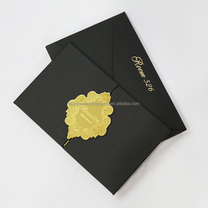 Biglietto d'Invito Personalizzato di Alta Gamma con Copertina Rigida Nera Pieghevole e Fibbia Intagliata in Acrilico Specchiato Dorato - Product Image 2