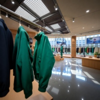 Présentoir de Magasin de Vêtements Personnalisé, Vitrine en Bois avec Éclairage LED pour Boutique de Vêtements, Vente Directe Usine