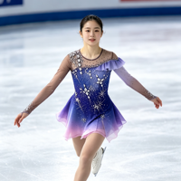Robe de patinage artistique dégradé bleu, violet et rose, à volants, avec une manche flottante, dos profond en maille et strass pour la compétition