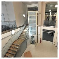 Escalier flottant moderne CBMmart de style luxueux avec structure en acier inoxydable à poutre centrale, marches ouvertes en bois de chêne et garde-corps en verre