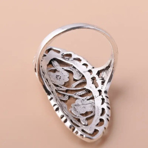 Elegante Anello Floreale Britannico con Motivo Traforato, Gioiello Minimalista in Lega per Donna, Uso Quotidiano, Regalo Chic - Product Image 5