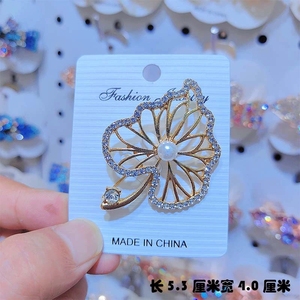 Spilla a farfalla in lega 5,3 cm x 4,0 cm con decorazioni di perle e cristalli, accessorio moda per abbigliamento - Product Image 3