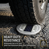 Borne de signalisation routière solaire en aluminium étanche IP68, capacité de charge 50 tonnes, 135x120x50mm, clignotement synchrone GPS pour la sécurité routière