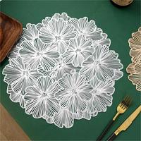 Décor de table 15 pouces Ginkgo évider PVC métallisé or chargeur assiette tapis fleur napperons pour réception de mariage de vacances