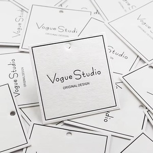 Nhà Sản Xuất Trực Tiếp Tùy Chỉnh Trắng Giấy Treo Thẻ Thiết Kế In Ấn Tên Logo Cho Quần Áo Và Hàng May Mặc Cho Giày Dép Bales - Product Image 1