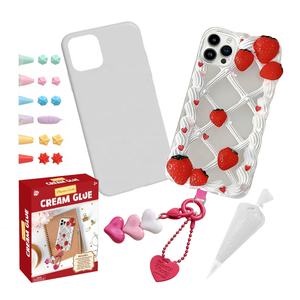 Cadeau d'anniversaire populaire : Coques <span class=keywords><strong>de</strong></span> téléphone 3D en slime crème personnalisables DIY pour iPhone 13, 14, 15 avec accessoires <span class=keywords><strong>de</strong></span> bricolage et breloques fraise - Product Image 1