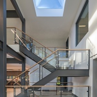Escalier extérieur en bois CBMmart avec marches en bois et garde-corps en verre trempé, escalier préfabriqué en acier