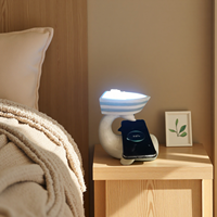 Diffuseur d'arômes sculptural en forme de baleine avec chargeur sans fil, accent lumineux en résine texturée bois, lampe design peinte à la main