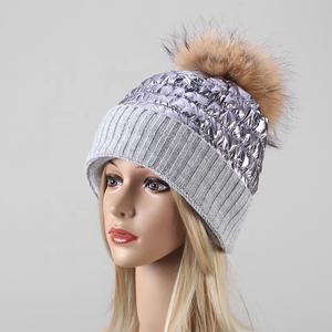 Sombrero de punto acolchado cálido de invierno a la moda para mujer con puño y Pompón de piel de mapache auténtica extraíble STOCK AL POR MAYOR - Product Image 5