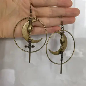 Boucles d'oreilles en forme d'épée de lune, créoles gothiques, croissant de lune, déesse sorcière, poignard effrayant, grand créoles