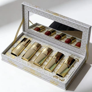 Ensemble de 5 rouges à lèvres luxueux - Rouge à lèvres bio vegan en tube doré - Emballage romantique en boîte de velours - Cosmétiques vegan - Product Image 1