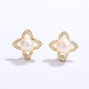 Boucles d'oreilles clous en argent S925 plaqué or 18 carats avec fleur en CZ et perle rose, bijoux élégants et luxueux pour femmes - Product Image 4