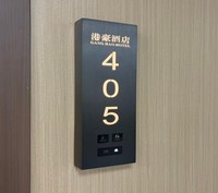 Plaque de porte d'appartement personnalisée en noyer noir écologique avec numéro de chambre lumineux à LED et sonnette pour hôtel