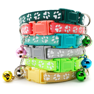 Collar de nailon para mascotas con diseño de separación, hebilla separable, estampado de pata, Collar de perro y gato con campana - Product Image 3
