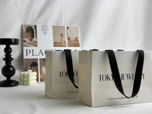 Sacs d'emballage pour montres et bijoux en papier blanc de luxe avec logo personnalisé, avec poignée en ruban, sacs cadeaux recyclables pour le shopping - Product Image 5