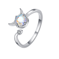 Anillo Abierto de Diseño Pequeño con Moissanita de Corte Princesa y Engaste de Garra, de Moda y Tendencia, para Compromiso y Boda de Jóvenes