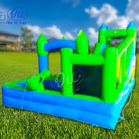Château gonflable d'intérieur commercial, modèle design, direct usine, avec toboggan aquatique et tuyau d'arrosage, en PVC