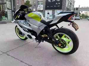 La <span class=keywords><strong>moto</strong></span> sportive <span class=keywords><strong>Yamaha</strong></span> <span class=keywords><strong>500cc</strong></span> à deux cylindres avec moteur à essence convient aux trajets urbains et aux expériences sur piste. - Product Image 6