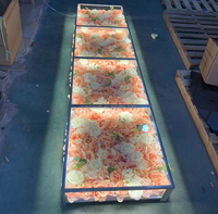 Plate-forme de scène en verre plexiglas transparent avec fleurs artificielles pour événement de mariage LED en gros lisse