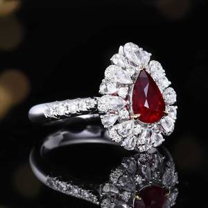 Bague en or massif 18 carats avec rubis sang de pigeon de 1,17 ct, pierre précieuse naturelle non chauffée de Mozambique, taille poire, 63 diamants entourants de 0,72 ct - Product Image 2