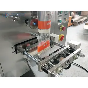 מכירה לוהטת תירס גרעיני קטן חטיפים תיק גלישת מכונת אוטומטי במשקל אבקה בוטנים גרגיר אריזה מכונה עם כוס מדידה