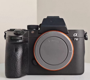 กล้องขายดี กล้องฟูลเฟรม 24MP รุ่น A7 Mark III พร้อมระบบกันสั่นแบบ MagSafe กล้อง Alpha A7 III - Product Image 1