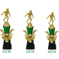 Vente promotionnelle conception spéciale personnalisée trophées en résine fantaisie trophée de football
