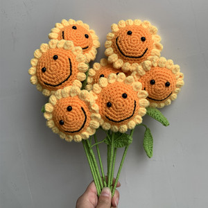 Bouquet de fleurs en laine tricotée, cadeau de diplôme personnalisé, jolie fleur de tournesol souriante au crochet - Product Image 1