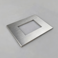 Cadres décoratifs carrés personnalisés, plaques de commutation en métal aluminium anodisé avec finition laiton brossé pour prises murales et interrupteurs modernes