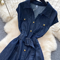 Robes midi vintage en jean sans manches pour femmes, col chemise, ceinture à la taille, fente avant, boutonnées, pour l'été et les trajets quotidiens