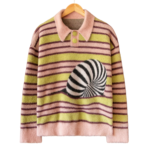 Polo de Punto Mohair con Rayas, Tejido Peludo, Cálido para Invierno, Estilo Casual Premium con Bordado de Parche Universitario - Product Image 1