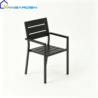 Ensemble table et chaises de jardin d'hôtel en plastique, bois et aluminium, résistant à l'eau et aux UV, couleur teck, style moderne
