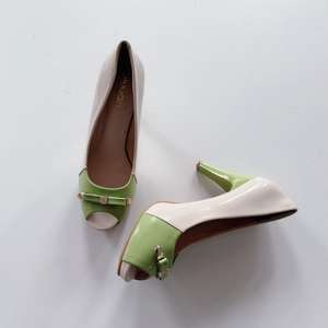รองเท้าส้นสูงแบบเปิดนิ้วเท้าสำหรับผู้หญิง ดีไซน์ใหม่ แต่งโบว์ ส้นเหลี่ยม ส้นหนา ระบายอากาศได้ดี ใส่ได้หลายโอกาส สวมใส่สบาย - Product Image 5