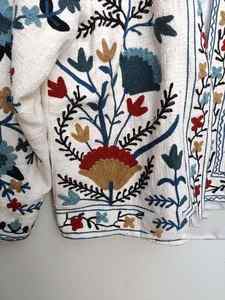 À la main Suzani broderie femmes Slim-Fit court veste d'hiver manteau nouveau tissu polaire d'exportation avec remplissage en coton - Product Image 3