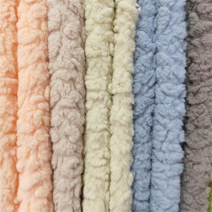Nouveau style – Tissu polyester gaufré <span class=keywords><strong>anti</strong></span>-boulochage ultra-doux en <span class=keywords><strong>peluche</strong></span> 700 g/m² personnalisable pour vêtements et chapeaux d'automne-hiver pour filles - Product Image 1