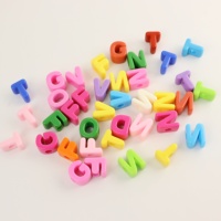 Cuentas de letras acrílicas multicolor de agujero grande de gran venta para pulseras DIY, llaveros, trenzas de pelo, nombres personalizados al por mayor
